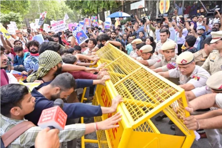 दिल्ली में जंतर-मंतर, रामलीला मैदान, बुराड़ी मैदान और सीबीडी ग्राउंड पर धरना प्रदर्शन को लेकर नया आदेश