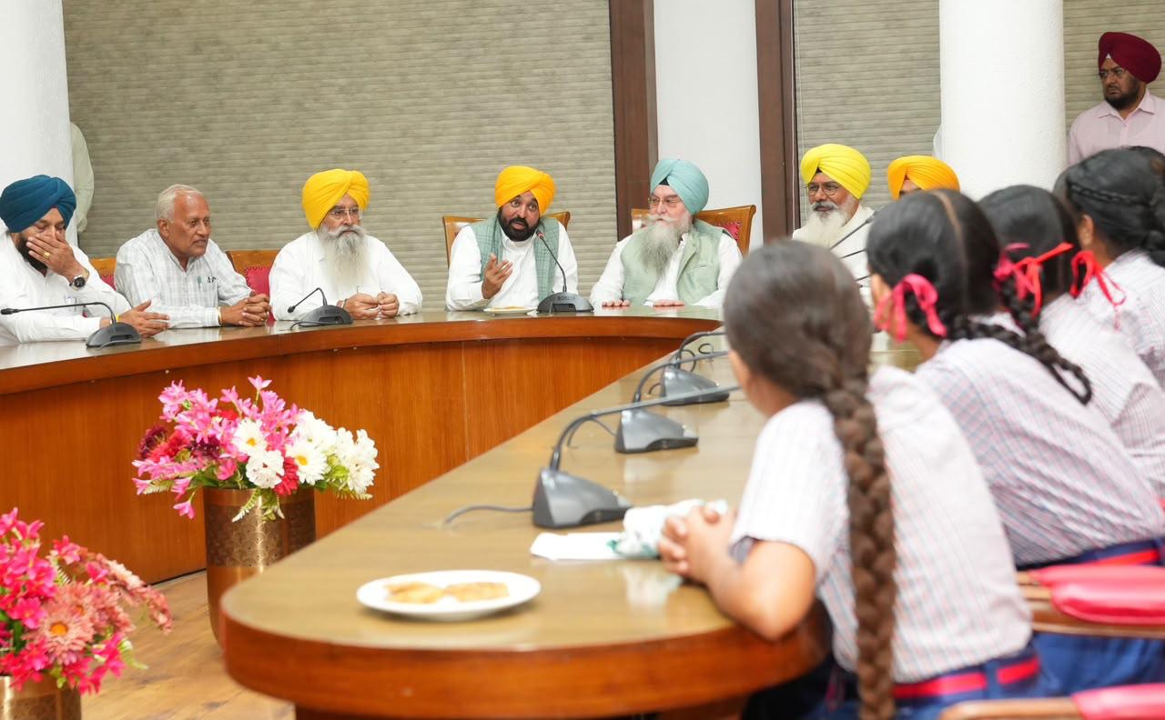 मुख्यमंत्री भगवंत मान पंजाब विधानसभा में विद्यार्थियों को संबोधित करते हुए