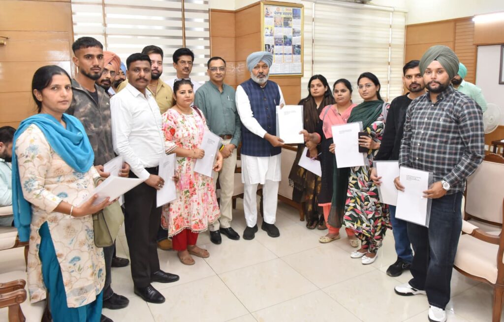 हरपाल सिंह चीमा कर्मचारी संगठनों के प्रतिनिधियों के साथ बैठक करते हुए और नियुक्ति पत्र सौंपते हुए