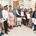 हरपाल सिंह चीमा कर्मचारी संगठनों के प्रतिनिधियों के साथ बैठक करते हुए और नियुक्ति पत्र सौंपते हुए