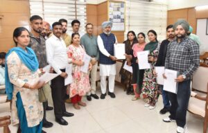 हरपाल सिंह चीमा कर्मचारी संगठनों के प्रतिनिधियों के साथ बैठक करते हुए और नियुक्ति पत्र सौंपते हुए