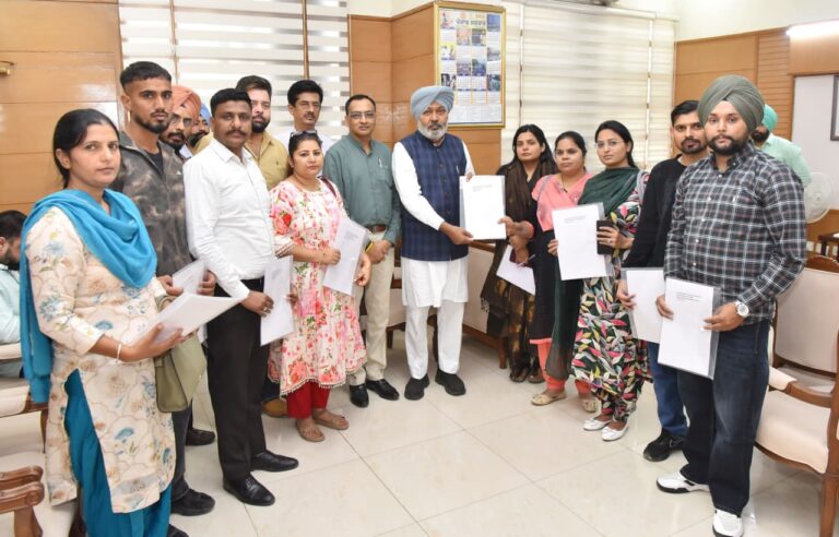 हरपाल सिंह चीमा कर्मचारी संगठनों के प्रतिनिधियों के साथ बैठक करते हुए और नियुक्ति पत्र सौंपते हुए
