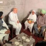 अमित शाह पंजाब दौरे पर गुरदासपुर में विक्रमजीत सिंह के परिवार से मुलाकात करते हुए