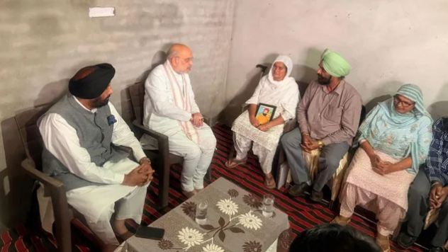 अमित शाह पंजाब दौरे पर गुरदासपुर में विक्रमजीत सिंह के परिवार से मुलाकात करते हुए