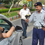 दिल्ली की सड़क पर यातायात पुलिस और ट्रैफिक डायवर्जन के संकेत