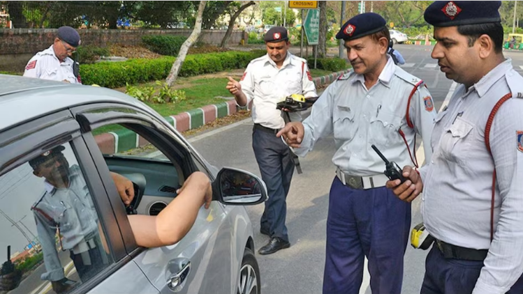 दिल्ली की सड़क पर यातायात पुलिस और ट्रैफिक डायवर्जन के संकेत