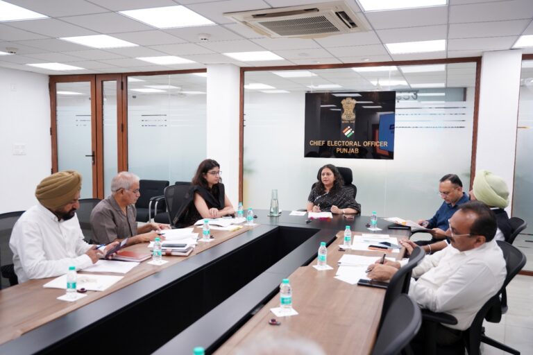 CEO Punjab अनिंदिता मित्रा राजनीतिक दलों के प्रतिनिधियों के साथ वोटर लिस्ट पुनरीक्षण बैठक में