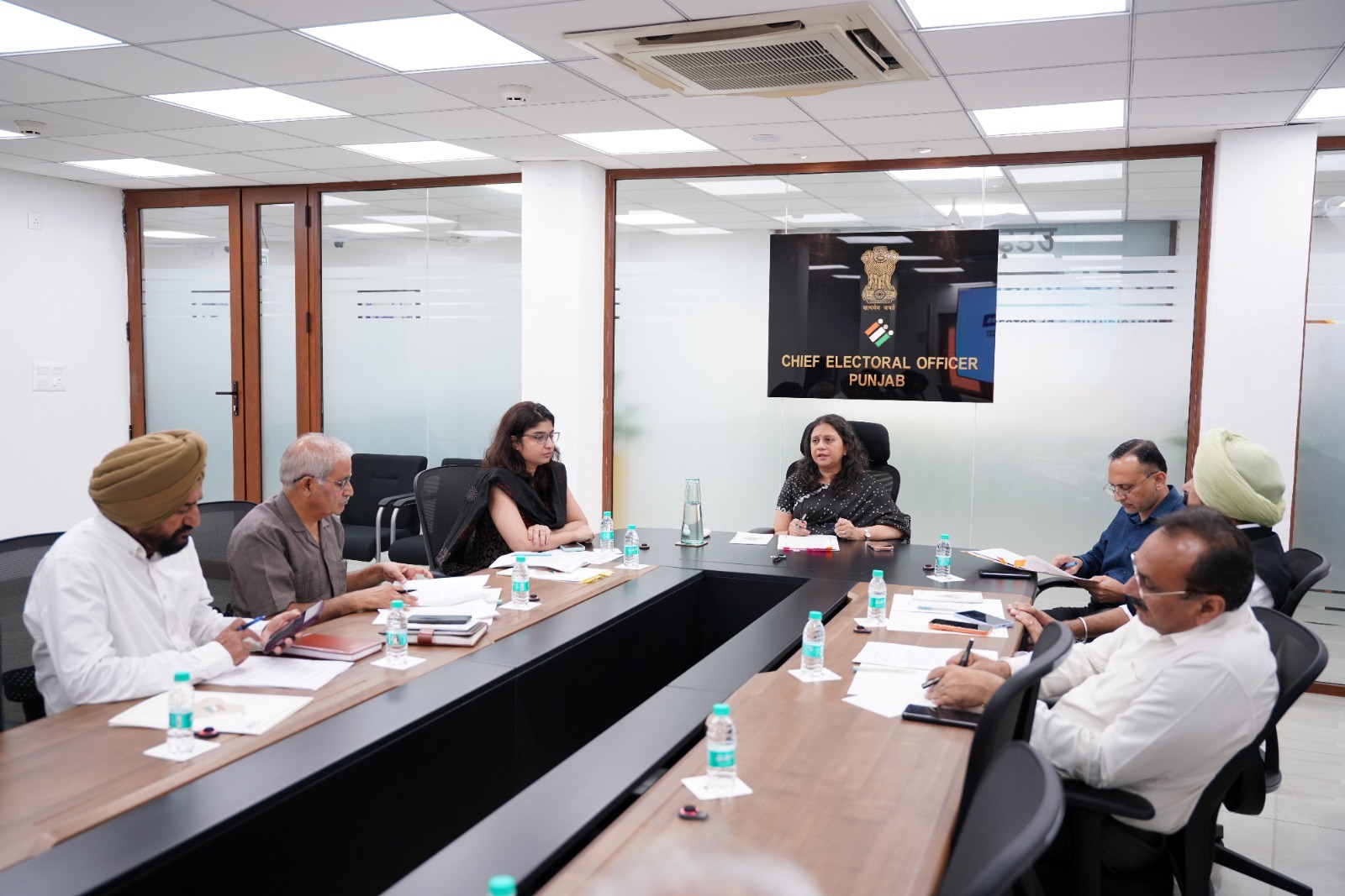 CEO Punjab अनिंदिता मित्रा राजनीतिक दलों के प्रतिनिधियों के साथ वोटर लिस्ट पुनरीक्षण बैठक में