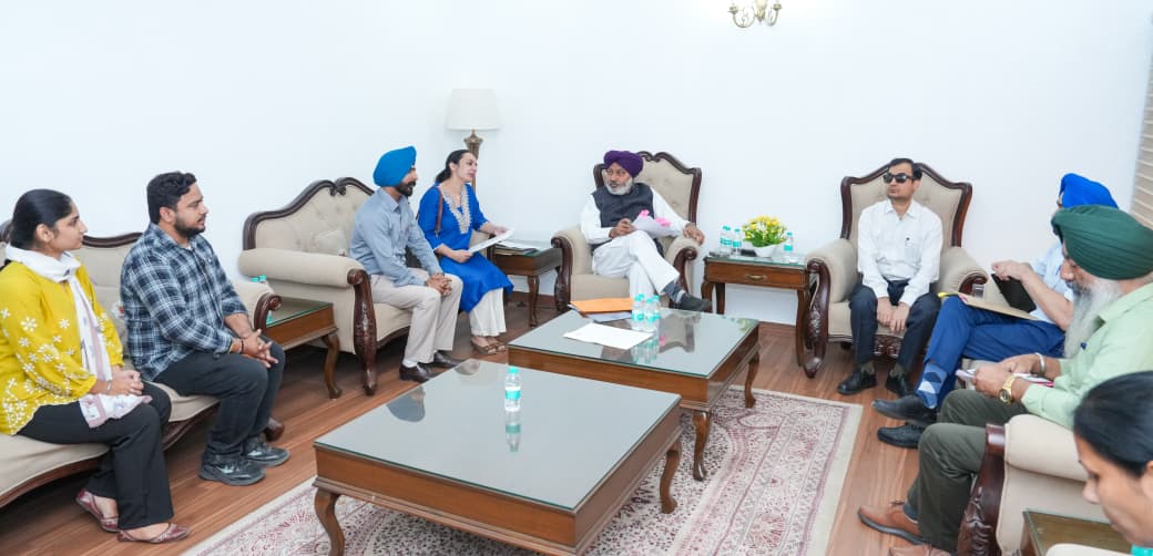 हरपाल सिंह चीमा ने 180 ETT TET पास शिक्षकों को वेतन समानता से जुड़े सरकारी आदेश सौंपे