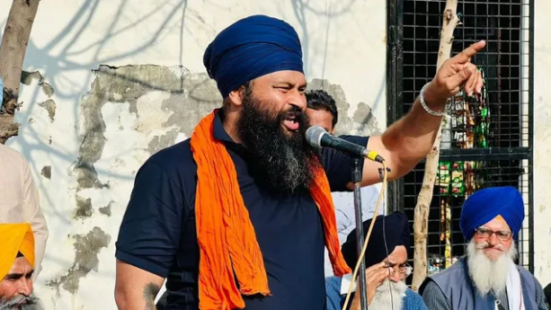 परविंदर सिंह झोटा की तस्वीर और मानसा में हुई हत्या से जुड़ी खबर