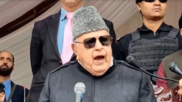 फारूक अब्दुल्ला बारामूला में कश्मीर मुद्दे और दिल्ली से न्याय को लेकर बयान देते हुए