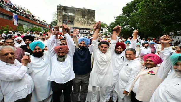 पंजाब कांग्रेस के नेतृत्व कार्यक्रम में परगट सिंह की ताजपोशी और वरिष्ठ नेताओं की मौजूदगी।