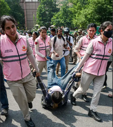 दिल्ली में कॉकरोच जनता पार्टी (CJP) के प्रस्तावित प्रदर्शन को लेकर राजनीतिक हलचल तेज हो गई है। पार्टी ने मतदाता सूची में कथित अनियमितताओं और विशेष गहन पुनरीक्षण (SIR) के विरोध में जंतर-मंतर पर मार्च का आह्वान किया था। पार्टी की ओर से मुख्य चुनाव आयुक्त ज्ञानेश कुमार के इस्तीफे की मांग भी उठाई गई है। प्रदर्शन को लेकर दिल्ली में सुरक्षा के कड़े इंतजाम किए जाने की जानकारी सामने आई है। उपलब्ध विवरण के मुताबिक, CJP नेताओं अभिजीत दीपके, सौरव दास और आशुतोष रांका को सुबह एयरपोर्ट पर हिरासत में लिया गया। हालांकि, हिरासत की परिस्थितियों और आधिकारिक कार्रवाई की स्वतंत्र पुष्टि आवश्यक है। जंतर-मंतर जाने से पहले कई जगह रोके गए प्रदर्शनकारी CJP ने सुबह 10 बजे जंतर-मंतर पर प्रदर्शन आयोजित करने का आह्वान किया था। खबर के अनुसार, दिल्ली में कई स्थानों पर तीन से पांच स्तर तक बैरिकेडिंग लगाई गई, जिसके कारण प्रदर्शनकारियों को आगे बढ़ने में परेशानी हुई। पार्टी का विरोध मतदाता सूची में कथित गड़बड़ियों और SIR प्रक्रिया को लेकर है। प्रदर्शनकारियों की प्रमुख मांगों में मुख्य चुनाव आयुक्त ज्ञानेश कुमार का इस्तीफा शामिल बताया गया है। अभिजीत दीपके समेत तीन नेताओं को हिरासत में लेने का दावा उपलब्ध जानकारी के अनुसार, CJP नेताओं अभिजीत दीपके, सौरव दास और आशुतोष रांका को दिल्ली एयरपोर्ट पर हिरासत में लिया गया। इस कार्रवाई के बाद प्रदर्शन और पुलिस व्यवस्था को लेकर विवाद बढ़ गया। हिरासत में लिए गए नेताओं की ओर से क्या बयान दिया गया और पुलिस ने कार्रवाई के पीछे क्या कारण बताए, इसकी पुष्टि आधिकारिक बयान मिलने के बाद की जानी चाहिए। 7 हजार लोगों की हिरासत का दावा, सुरक्षा के कड़े इंतजाम खबर में अब तक लगभग 7,000 लोगों को हिरासत में लिए जाने और दिल्ली में 38,000 से अधिक सुरक्षाकर्मियों की तैनाती का दावा किया गया है। इन आंकड़ों की आधिकारिक पुष्टि उपलब्ध होने पर ही इन्हें अंतिम समाचार में प्रमाणित तथ्य के रूप में प्रस्तुत किया जाना चाहिए। बड़े प्रदर्शन के दौरान बैरिकेडिंग, यातायात नियंत्रण और सार्वजनिक स्थानों पर सुरक्षा व्यवस्था जैसे कदम आम नागरिकों की आवाजाही को भी प्रभावित कर सकते हैं। मेट्रो सेवाओं पर रोक को लेकर सुप्रीम कोर्ट में सुनवाई इस घटनाक्रम से जुड़ा एक अन्य अहम पहलू मेट्रो सेवाओं पर रोक का विवाद है। उपलब्ध जानकारी के मुताबिक, रविवार को सुप्रीम कोर्ट में ऐसी याचिका पर सुनवाई प्रस्तावित है, जिसमें मेट्रो सेवाओं पर पूर्ण रोक से जुड़े आदेश की कथित अनदेखी को लेकर अधिकारियों के खिलाफ अवमानना कार्रवाई की मांग की गई है। सुनवाई की वास्तविक स्थिति, याचिका में किए गए दावे और अदालत के आदेश की सटीक शर्तों की पुष्टि आधिकारिक न्यायिक रिकॉर्ड से करना जरूरी है। SIR और मतदाता सूची पर CJP का विरोध CJP ने विशेष गहन पुनरीक्षण यानी SIR तथा मतदाता सूची में कथित गड़बड़ियों को लेकर प्रदर्शन का आह्वान किया है। पार्टी का कहना है कि चुनावी प्रक्रिया से जुड़े मुद्दों पर जवाबदेही सुनिश्चित की जानी चाहिए। फिलहाल इस मामले में पार्टी के आरोपों और संबंधित अधिकारियों के पक्ष को अलग-अलग समझना महत्वपूर्ण है। मतदाता सूची से जुड़ी किसी भी कथित अनियमितता का निष्कर्ष आधिकारिक रिकॉर्ड और उपलब्ध प्रमाणों के आधार पर ही निकाला जा सकता है। आगे क्या होगा? CJP के अगले मार्च, हिरासत में लिए गए नेताओं की स्थिति और सुप्रीम कोर्ट में प्रस्तावित सुनवाई पर आगे की घटनाएं महत्वपूर्ण रहेंगी। पाठकों को सलाह है कि प्रदर्शन के दौरान यातायात और मेट्रो सेवाओं से संबंधित जानकारी के लिए दिल्ली पुलिस, DMRC और अदालत के आधिकारिक अपडेट देखें।