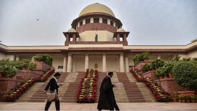 दिल्ली में बैरिकेड हटाने, इंटरनेट सेवा सामान्य करने और मेट्रो संचालन पर सुप्रीम कोर्ट के निर्देशों से जुड़ी खबर।