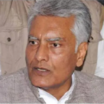 पंजाब की धान मंडी में बारिश के बाद भीगी धान की बोरियां और किसानों की फसल की सुरक्षा