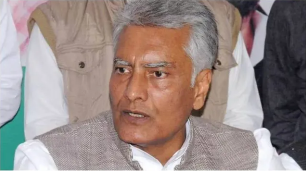 पंजाब की धान मंडी में बारिश के बाद भीगी धान की बोरियां और किसानों की फसल की सुरक्षा